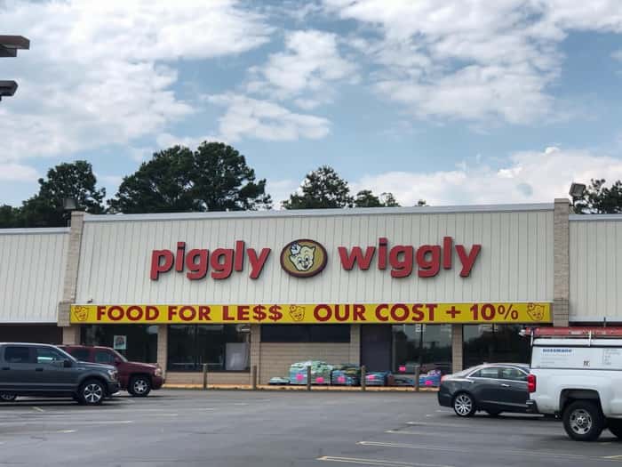1st "Piggly Wiggly" opens
