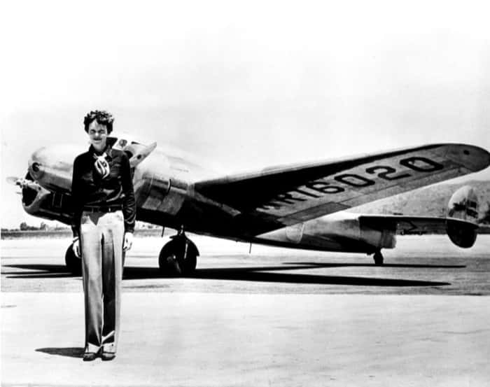 Amelia Earhart completes transcontinental flight